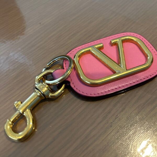 Valentino ロゴ入りキーホルダー ピンク キーホルダー