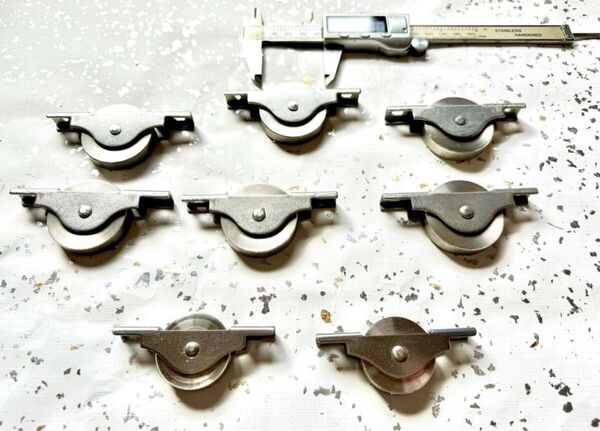 [8個セットミツビシ 18-8ステンレス 戸車 42mm 袖 13mm 角レール用 6個 引き戸 扉 (2個マルハ 35mm付)