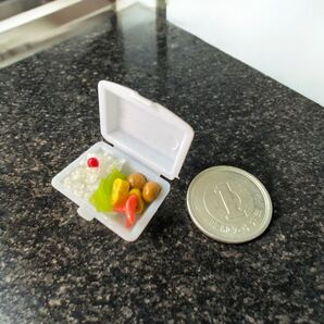 No.723 ミニチュアフード とっても小さなお弁当 約1円玉サイズ ミニミニサイズ フードパックお弁当 ドール用 ハンドメイド