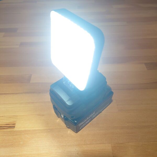 【新品】マキタ 18Vバッテリー対応 互換 ワークライト LEDライト 作業ライト 作業灯 USBアダプター 充電器1
