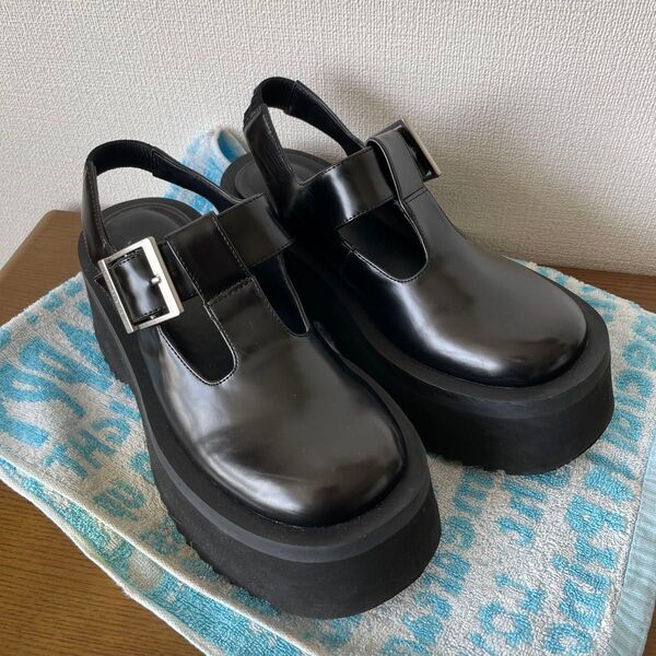 チャールズ&キース 厚底サンダル 黒