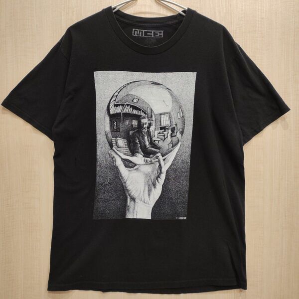 M.C.ESCHER「写像球体を持つ手」エッシャー Tシャツエッシャ Lサイズ ブラック 半袖Tシャツ 黒 L