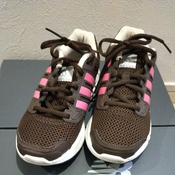 スニーカー 中古品 女子高校生 女子中学生 部活用 adidas