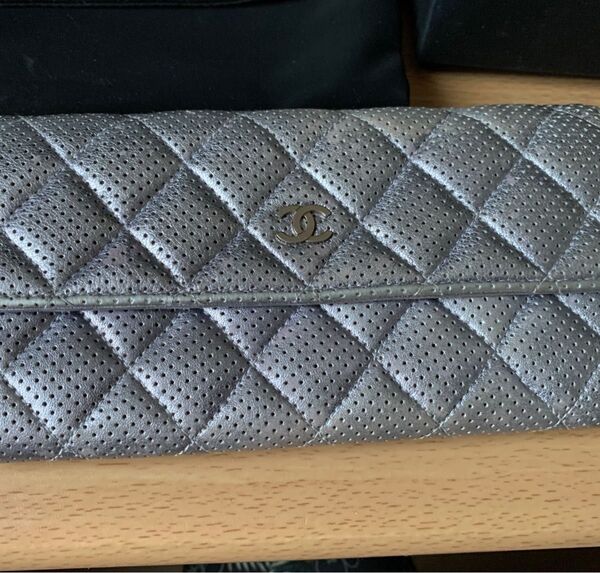 シャネル CHANEL 長財布 レザー シルバー