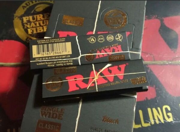 Raw ブラック クラシック 無漂白 極薄 ペーパー 50個 1箱 手巻き タバコ用 巻紙 RAW BLACK