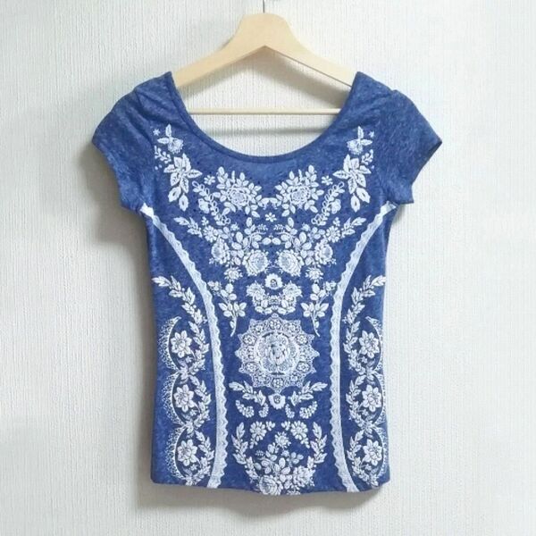 ベルシュカ 2way Vネック シンプル × サークルネック 刺繍 ビジュー モザイク ブルー Tシャツ カットソー 半袖