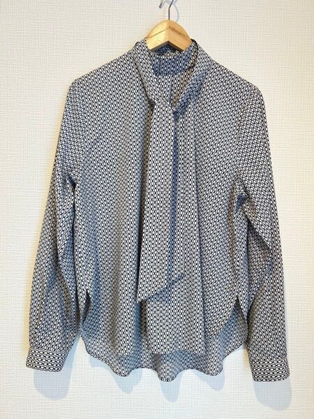美品 ソージュ soeju チェーン柄ボウタイブラウス M ライトグレー 長袖 トップス 総柄