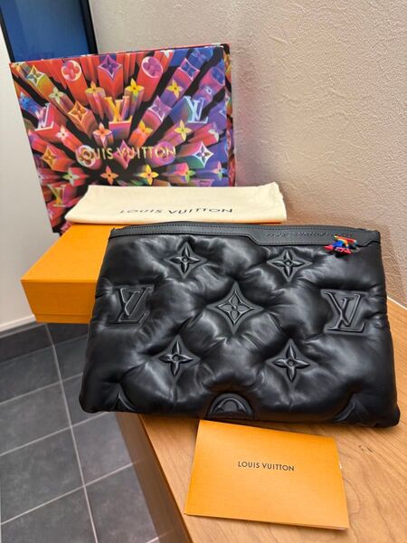 Louis Vuitton ブラック クラッチバッグ LOUIS ルイヴィトン