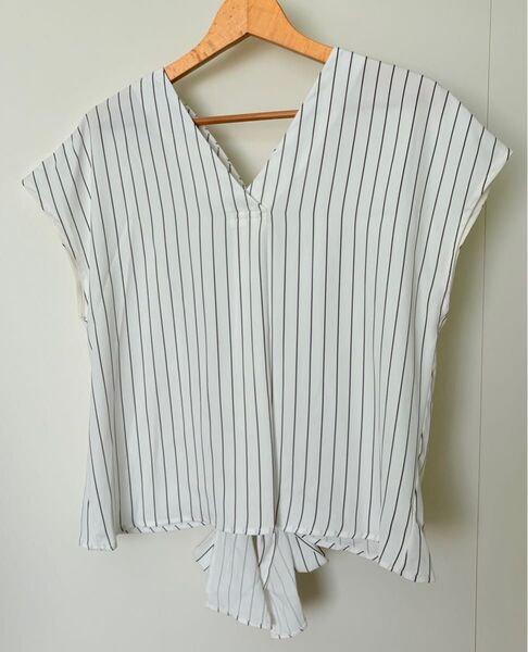 INGNI ストライプ柄 Vネック 裾リボンブラウス B品