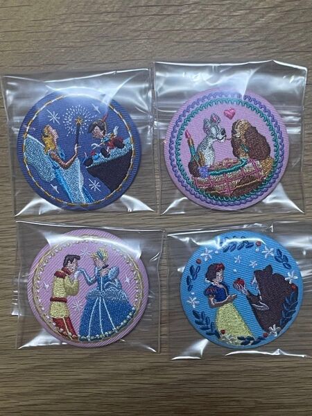 【4個セット】Disney Characters 刺繍缶バッジ シンデレラ 白雪姫 ピノキオ わんわん物語 ディズニー 缶バッジ
