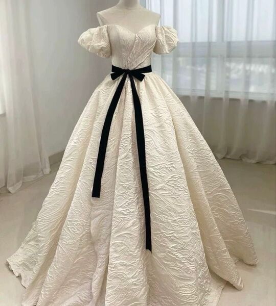 【パニエ付き】オフショルダー ウェディングドレス パーティー リボン 結婚式 前撮り 二次会 カラードレス 白 演奏会 プリンセス