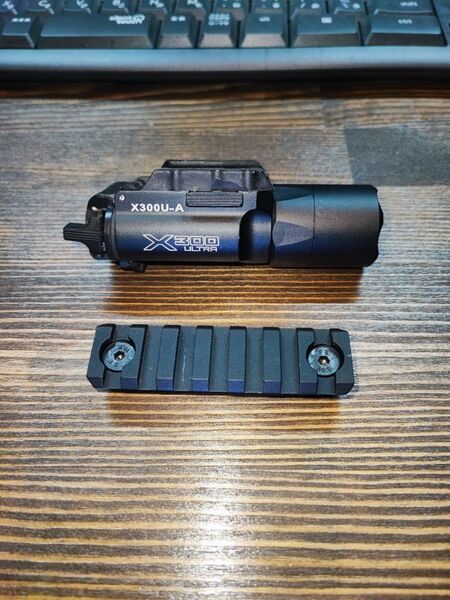 SUREFIRE X300U-Aレプリカ&M-LOKピカティニーレール