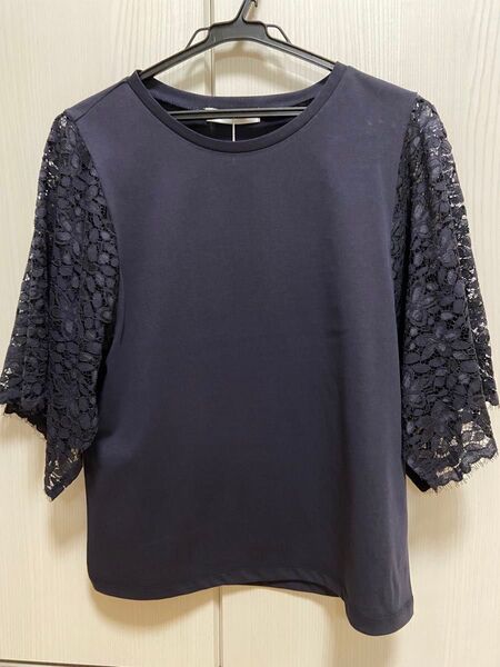 新品タグ付き ドゥクラッセ DoCLASSE ワールド ネイビーのトップス レース