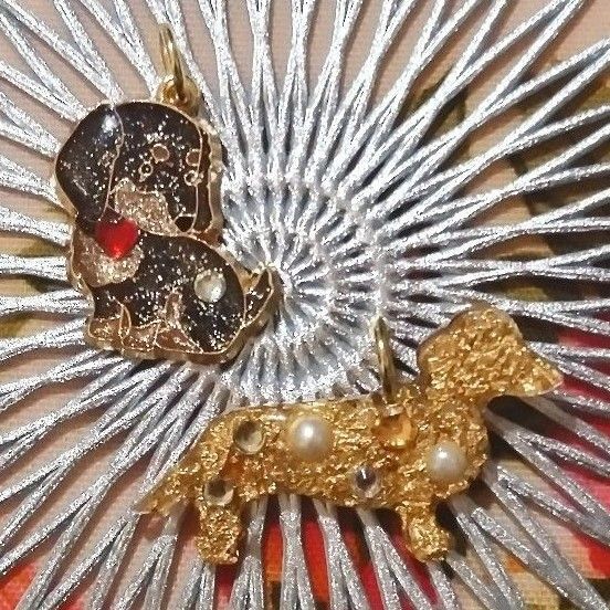 ダックスフント 犬 ペンダントヘッド ペンダントトップ レディース ネックレス 金色 ゴールド 茶色 ブラウン ペット モチーフ
