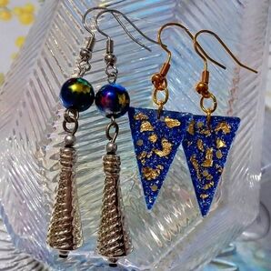 ピアス メタル モダン アクセサリー ブルー 青 シルバー 銀色 ゴールド 金箔風 青 ブルー 三角 個性的 近未来 2個セット