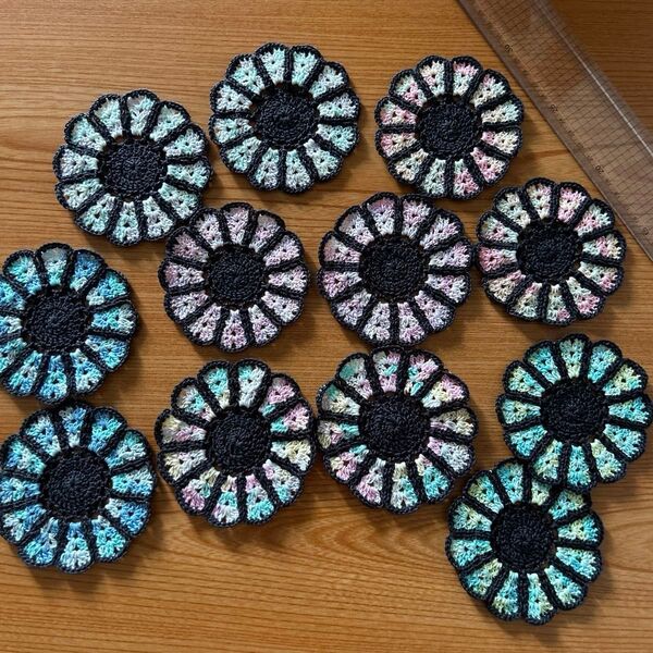 花コースター、ソフトブラックふち、12枚 ハンドメイド 手編み 編み物