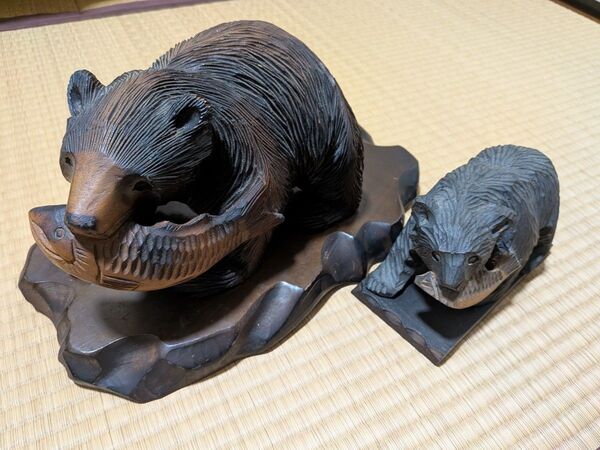 クマと鮭 熊と鮭 くま 鮭 サケ シャケ 置物 インテリア 骨董 木彫り アンティーク オブジェ 木彫 明治牛乳 北海道