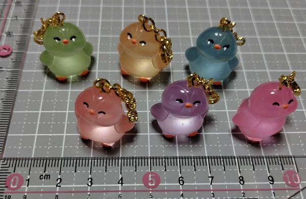 蓄光ペンギン キーホルダー カラフル 6個セット チャーム