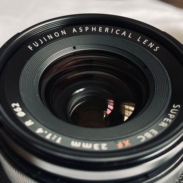 FUJINON XF 23mm F1.4 R 単焦点レンズ 角形レンズフード付き カメラは付きません。