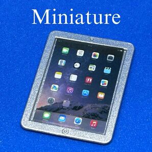 新品ミニチュアiPadシルバー アイパッド タブレット ドール撮影用グッズ小物 金属製 フィギュアおもちゃドールハウスコレクション