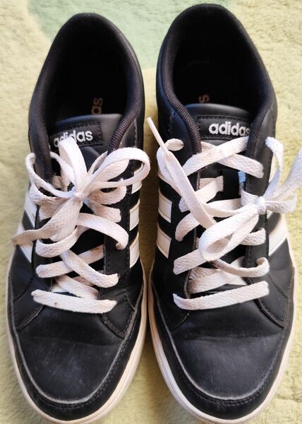 adidas スニーカー 黒 白ライン 使用感あり 24.5cm。