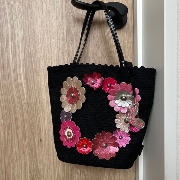 シンクビー 花モチーフ付き黒トートバッグ