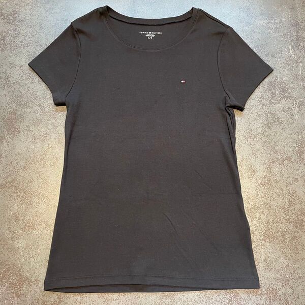 【TOMMY HILFIGER(トミーヒルフィガー)】ロゴTシャツ カラー:ブラック サイズ:L