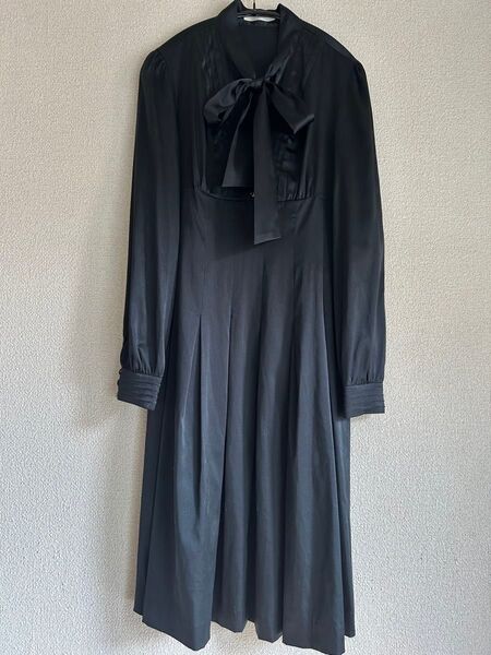 ナイガイ黒ワンピース リボン プリーツ 光沢