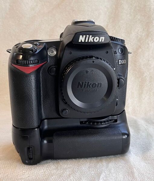 Nikon D90+純正バッテリーグリップ(MB-D80)バッテリー4個(純正品2個)取扱説明書とQuick Guide付き