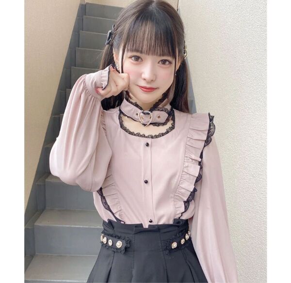 ROJITA(ロジータ) ハートバックルラッフルフリルブラウス (ピンク)
