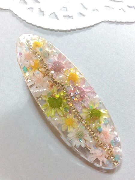 ハンドメイド ふんわりフラワーガーデン*レジンヘアクリップ ゴールド パール、ラメ入り