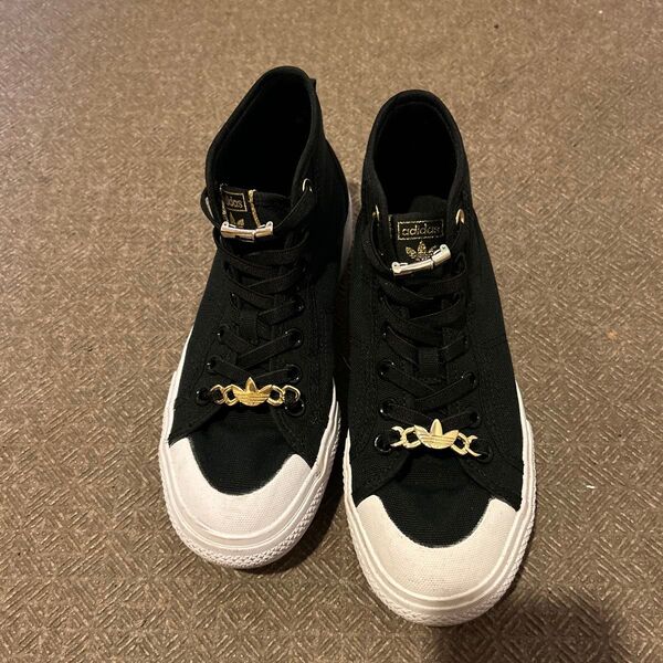 adidas スニーカー 黒 紐チャーム付き