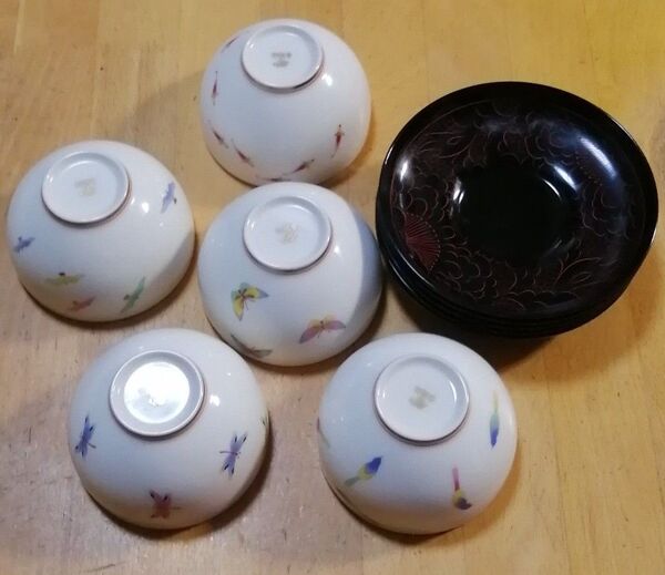 香蘭社◆仲よし なかよし 絵変り湯呑み5客◆越前塗 黒牡丹柄茶托5枚◆セット