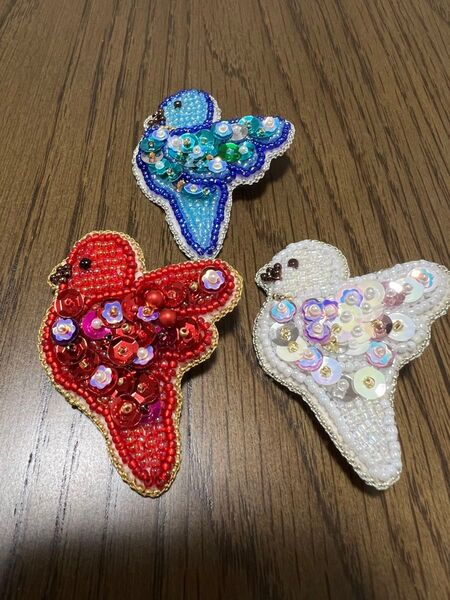 ハンドメイド 鳥のビーズ刺繍ブローチ 一個ずつの販売です