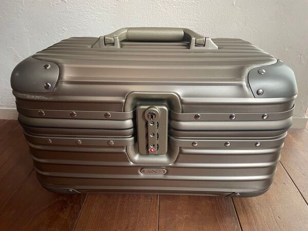新品未使用正規品★リモワ rimowa ビューティーケース トパーズ チタニウム★ TOPAS オリジナル original