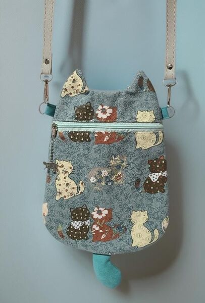 ハンドメイド 猫型スマホポシェット ショルダーバッグ サコッシュ 散歩 猫柄 バッグ スマホケース スマホショルダー 散歩にも