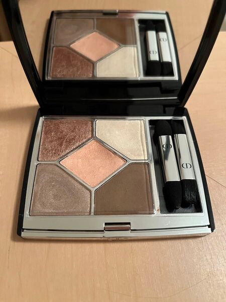 Dior サンク クルール アイシャドウ 649 ヌードドレス