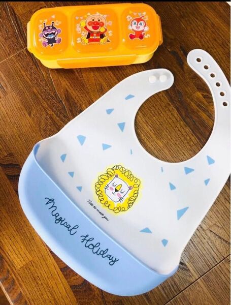 【離乳食おでかけセット】シリコンビブ アンパンマン小分けお弁当箱 子供お食事エプロン