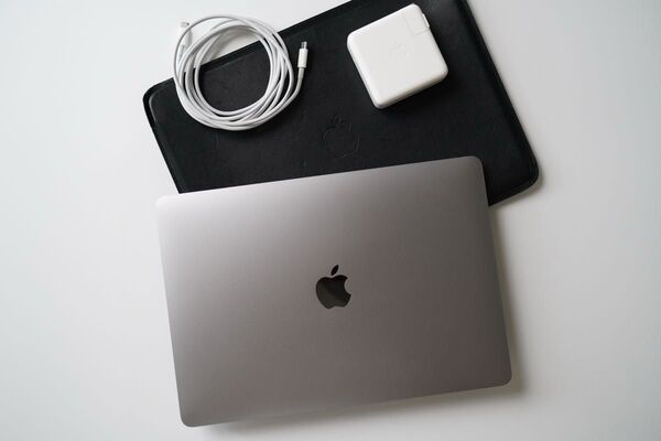MacBookPro 13inch '20 16GB/512GB 純正スリーブ付き