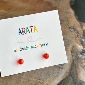 ハンドメイド まち針ピアス 赤 ラメ