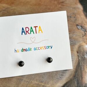 ハンドメイド まち針ピアス 黒 ラメ ホロ