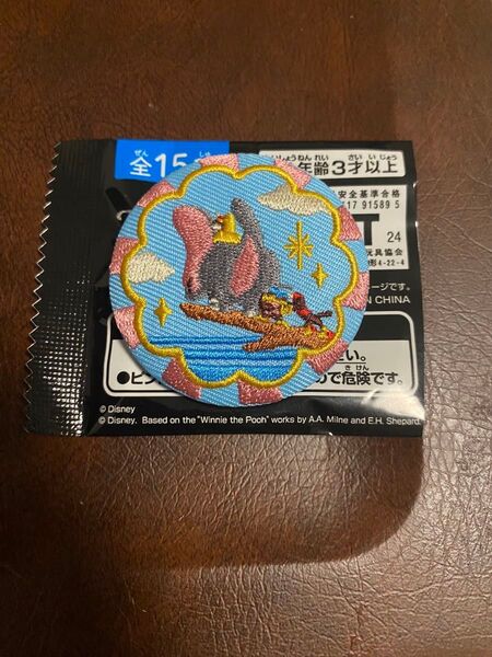 ディズニーキャラクターズ 刺繍缶バッジつきビスケット ダンボ
