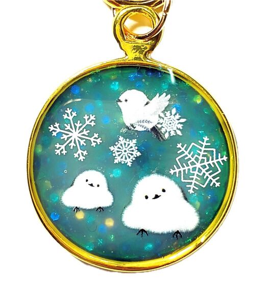 (2094)シマエナガと雪の結晶のキーホルダーです♪ハンドメイド レジン 鳥
