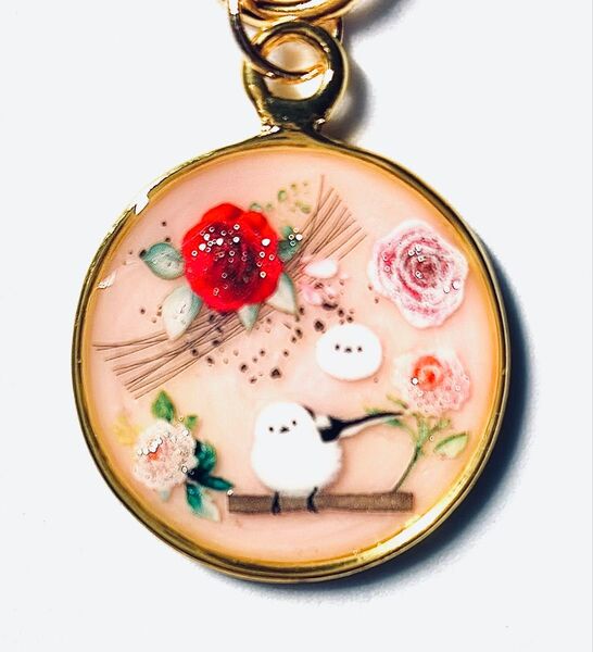 (2047)シマエナガと薔薇のキーホルダーです♪ハンドメイド レジン 鳥
