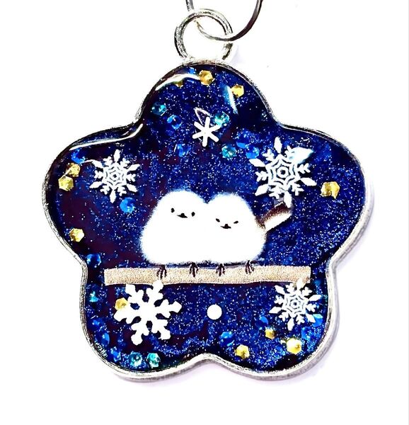 (2032)シマエナガと雪の結晶のキーホルダーです♪ハンドメイド レジン 鳥