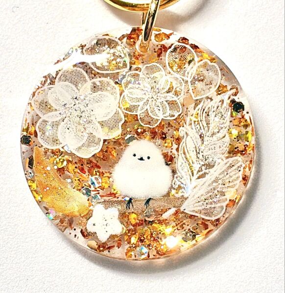 (2044)シマエナガ 羽根とお花のキーホルダーです♪ハンドメイド レジン 鳥