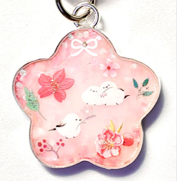 (2039)シマエナガとお花のキーホルダーです♪ハンドメイド レジン 鳥