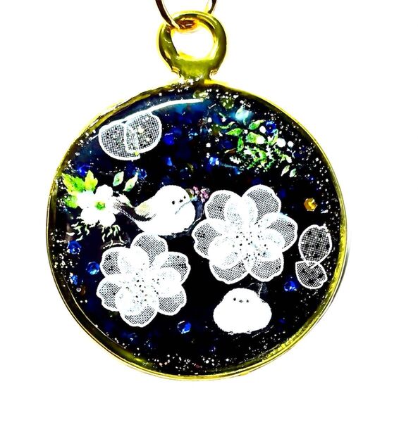 (2105)シマエナガとお花の大人可愛いキーホルダーです♪ハンドメイド レジン 鳥