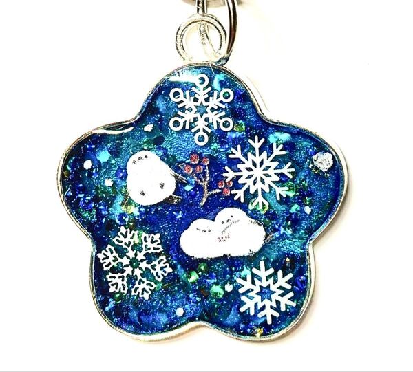 (2097)シマエナガと雪の結晶のキーホルダーです♪ハンドメイド レジン 鳥