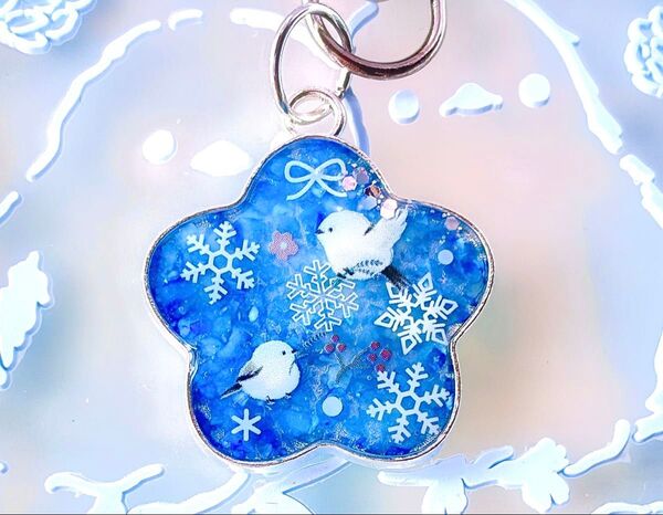 (2205)可愛いシマエナガのキーホルダーです♪ハンドメイド レジン 鳥 雪の結晶